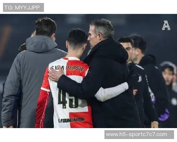 范佩西之子沙奎尔19岁欧联替补登场迎来职业生涯首秀 范佩西之子沙奎尔19岁欧联替补登场迎来职业生涯首秀